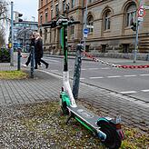 So sieht ein E-Scooter der Firma Lime, hier an der Laube in Konstanz fotografiert, aus.