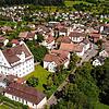 Das ist der heutige Ortskern mit dem ortsbildprägenden Gurtweiler Schloss und der Pfarrkirche in der Bildmitte.