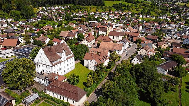 Das ist der heutige Ortskern mit dem ortsbildprägenden Gurtweiler Schloss und der Pfarrkirche in der Bildmitte.