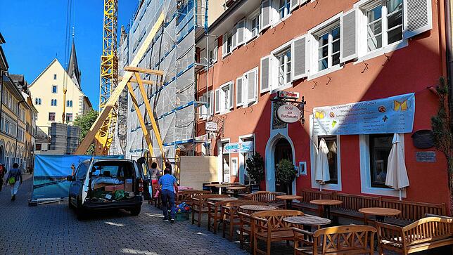 Gasthaus neben Großbaustelle: Der „Gute Hirte“ kann zwar wieder eröffnen, doch zusätzliche Möbel darf Hubertus Reiber erst nach 18 Uhr ...