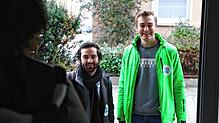 Ioannis Tagos und Felix Hartmann im Gespräch mit einer Bürgerin: „Mit gegenseitigem Verständnis kann man die Demokratie retten“, meinen ...