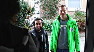 Ioannis Tagos und Felix Hartmann im Gespräch mit einer Bürgerin: „Mit gegenseitigem Verständnis kann man die Demokratie retten“, meinen ...