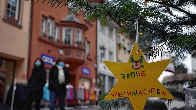 Im Vorweihnachtsgeschäft spürt der Einzelhandel die Folgen der coronabedingten Gastronomieschließung. In der Fußgängerzone von Tiengen ...