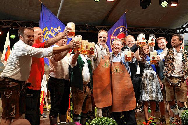 Ein Bild aus Vor-Corona-Zeiten: 2018 wird auf der Bühne des Oktoberfests angestoßen. Mit dabei sind die Stadtoberhäupter von Konstanz ...