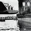 Ankunft der Besatzung des Dornier Wal D-2053 auf dem Bodensee vor der Halle in Manzell nach dem Weltrundflug von Wolfgang von Gronau 1932.