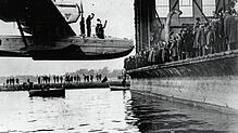 Ankunft der Besatzung des Dornier Wal D-2053 auf dem Bodensee vor der Halle in Manzell nach dem Weltrundflug von Wolfgang von Gronau 1932.