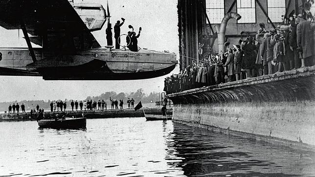 Ankunft der Besatzung des Dornier Wal D-2053 auf dem Bodensee vor der Halle in Manzell nach dem Weltrundflug von Wolfgang von Gronau 1932.