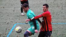 Elias Hepfer (SG DJK Konstanz/BC KN-Egg, links) versucht hier den Ball gegen Adrian Schaal abzudecken.