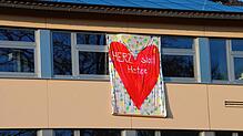 Schüler und Lehrer der Gemeinschaftsschule haben ein Plakat mit der Aufschrift „Herz statt Hetze“ gestaltet und aufgehängt. Die ...