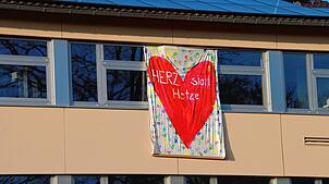 Schüler und Lehrer der Gemeinschaftsschule haben ein Plakat mit der Aufschrift „Herz statt Hetze“ gestaltet und aufgehängt. Die ...