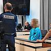 Zweiter Prozesstag am Landgericht Ravensburg: Der 36-Jährige auf der Anklagebank. Hinter ihm sein Verteidiger Uwe Rung.