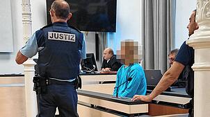 Zweiter Prozesstag am Landgericht Ravensburg: Der 36-Jährige auf der Anklagebank. Hinter ihm sein Verteidiger Uwe Rung.