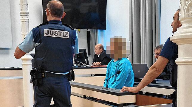 Zweiter Prozesstag am Landgericht Ravensburg: Der 36-Jährige auf der Anklagebank. Hinter ihm sein Verteidiger Uwe Rung.