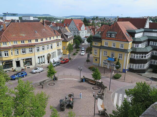Der Rathausplatz heute: Über die Karlstraße (Mitte) gelangt der Verkehr an den Platz. Im Vergleich zur belastenden Situation in den ...