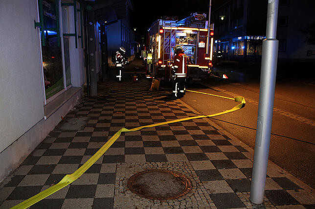 Mit insgesamt vier Fahrzeugen rückt die Blumberger Feuerwehr am Montagabend zum Rathaus II an.
