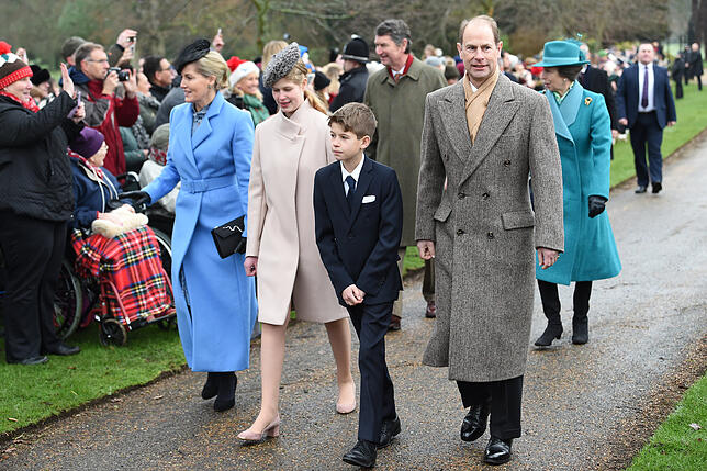 Prinz Edward (rechts) und Sophie Wessex (links) sind seit 1999 verheiratet – zwischen ihnen die Kinder Louise und James.