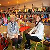 Monja Kettner (rechts) in ihrem Secondhand-Laden &bdquo;Bambini&ldquo; in Mühlhofen mit ihrer Mutter Barbara Frank, die immer wieder ...