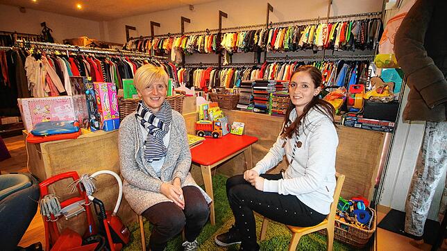 Monja Kettner (rechts) in ihrem Secondhand-Laden &bdquo;Bambini&ldquo; in Mühlhofen mit ihrer Mutter Barbara Frank, die immer wieder ...