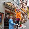Lauren Radimirsch (rechts), die die Idee für das Weihnachts-Shopping in der Steigstraße hatte, beim Schmücken des Ladens ...