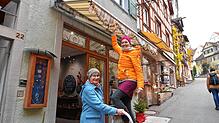 Lauren Radimirsch (rechts), die die Idee für das Weihnachts-Shopping in der Steigstraße hatte, beim Schmücken des Ladens ...
