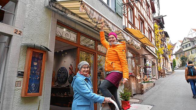 Lauren Radimirsch (rechts), die die Idee für das Weihnachts-Shopping in der Steigstraße hatte, beim Schmücken des Ladens ...