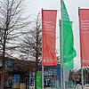Die neuen Jubiläumsfahnen in Grün-Rot. Seit 1. Januar an der Villinger Tonhalle zu bestaunen.