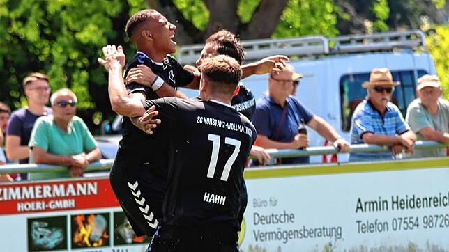 Jaaaaaaaaaa! Die Spieler des SC Konstanz-Wollmatingen feierten im Duell um Platz zwei beim FC Öhningen-Gaienhofen am vergangenen ...