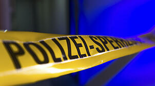 Ein Absperrband der Polizei (Symbolbild). In Biel-Benken (Kanton Basel-Landschaft) steht ein 59-Jähriger unter Verdacht, dass er seinen ...