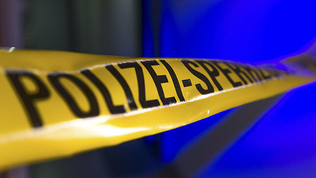 Ein Absperrband der Schweizer Polizei (Symbolfoto). In Obermumpf im Kanton Aargau lag eine Frau (55) tot im Badezimmer.