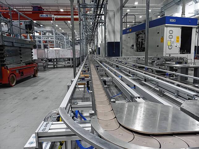 Blick in die neue Produktionshalle der Albert Weber GmbH. Dort wird in Bälde ein Großauftrag von BMW für Antriebsgehäuse vom Band laufen.