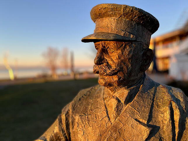 Die Statue von Ferdinand Graf von Zeppelin im Uferpark vor dem Graf-Zeppelin-Haus. Mit der Zeppelin-Stiftung wurde der Grundstein gelegt ...