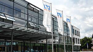Die Flaggen wehen vor dem Sitz der Volksbank Gestalterbank in Villingen. Als Fusionspartner für die Volksbank Konstanz kam sie indes ...