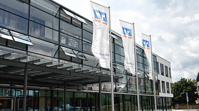 Die Flaggen wehen vor dem Sitz der Volksbank Gestalterbank in Villingen. Als Fusionspartner für die Volksbank Konstanz kam sie indes ...
