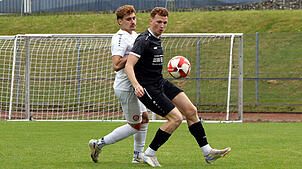 Vincent Bühler (links) im Trikot des SC Pfullendorf. Hier im Duell mit dem Elzacher Janis Meier (rechts).