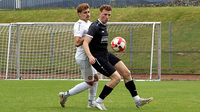 Vincent Bühler (links) im Trikot des SC Pfullendorf. Hier im Duell mit dem Elzacher Janis Meier (rechts).