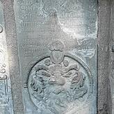 Aus dem Jahr 1571 stammt dieses Grabmal, das in die nördliche Mauer des alten Friedhofs eingelassen wurde. Ursprünglich befand es sich ...