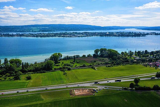 Blick von der Hinrichtungsstätte bei Allensbach auf den Gnadensee und die Insel Reichenau: Eine Legende behauptet, der Name des ...