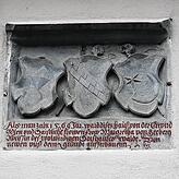 Das Relief am sogenannten „Walder-Haus“ zeigt drei Wappen (von links): das Wappen des Burkard von Weckenstein (Gründer des ...
