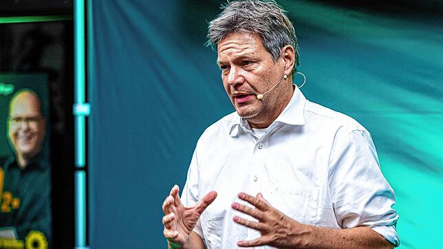 Robert Habeck ist als Wirtschaftsminister schwer gefordert in der Energiekrise. Hier spricht er bei einer Wahlkampfveranstaltung vor der ...
