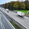 Lastwagen fahren auf der Autobahn A5 bei Karlsruhe.