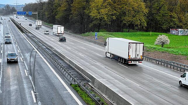Lastwagen fahren auf der Autobahn A5 bei Karlsruhe.