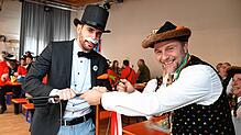 Bürgermeister Christoph Stolz und Zunftmeister Oliver Thum kämpfen um den Rathausschüssel.
