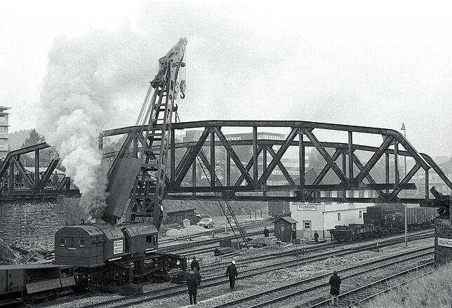 Ein riesiger Dampfkran war im Einsatz, als im Jahr 1973 die Brücke über die Gleise abgerissen wurde.