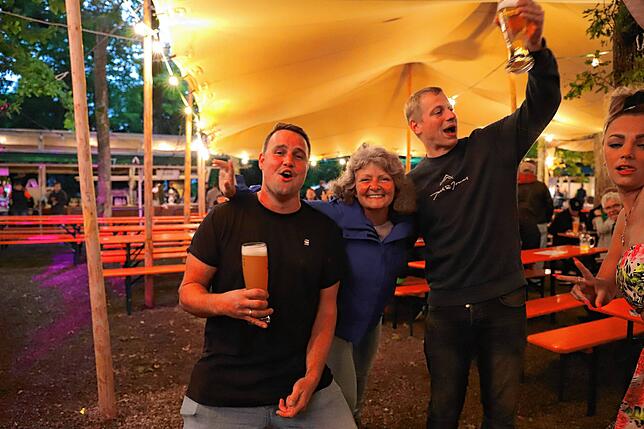 Bild 6: Gute Stimmung trotz schlechtem Wetter auf dem Ostracher Eichbühlfest