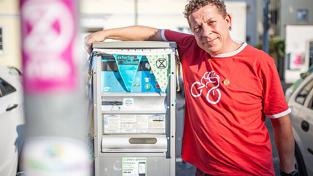 Claudius Eisermann an einem Parkscheinautomat auf dem Stephansplatz. Geht es nach ihm, verschwinden die Autos aus der Konstanzer Innenstadt.