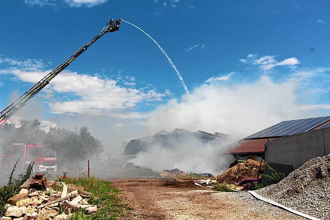 Bild 23: Großeinsatz für die Feuerwehren in Sumpfohren: Ein Gebäude des Hofs Bogenschütz brennt