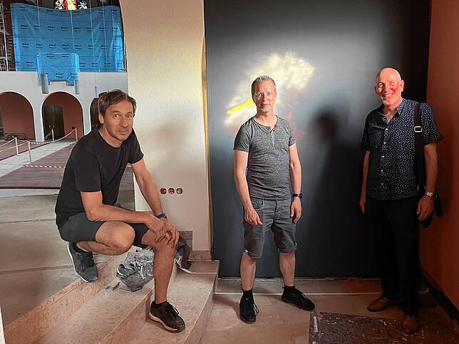 Architekt Gerhard Lallinger, Stephan Kessler vom Pfarrgemeinderat und Pfarrer Heinz Vogel (von links) im lichtdurchfluteten Gang hinter ...
