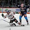 Der harte Kampf hat sich gelohnt für Ken Andre Olimb (rechts) und die Wild Wings. Gegen Augsburg (links Justin Volek) setzte sich ...