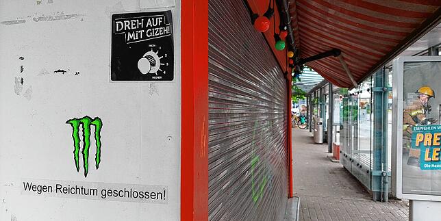 „Wegen Reichtum geschlossen!“, steht auf einem Aufkleber, der am Kiosk Zähringerplatz prangt. Das ist natürlich nicht der wahre Grund ...
