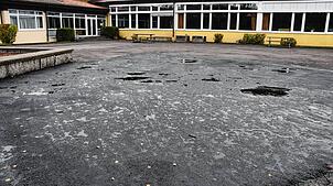 Die Gemeinde reagiert schnell: Nach unserer Berichterstattung über den Ärger mit dem mit Schlaglöchern übersäten Schulhof in Fischbach ...